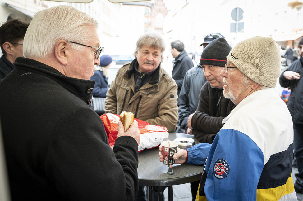 Bundespräsident Steinmeier spricht mit Bürgern an einem Imbiss auf dem Wochenmarkt der Stadt Altenburg